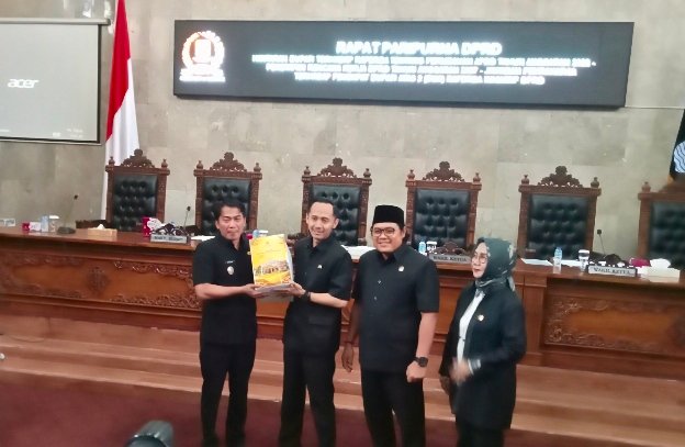Paripurna DPRD Cirebon Sahkan Dua Raperda Inisiatif Strategis, Terima Hantaran Perubahan APBD 2026 Paripurna DPRD Cirebon Sahkan Dua Raperda Inisiatif Strategis, Terima Hantaran Perubahan APBD 2026
