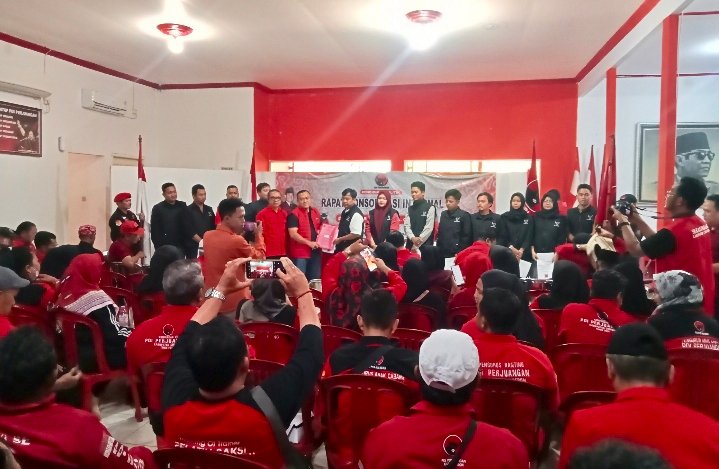 Perkuat Sayap Hukum dan Tanggap Bencana, DPC PDIP Cirebon Lantik BBHR dan BAGUNA Periode 2026-2030 Perkuat Sayap Hukum dan Tanggap Bencana, DPC PDIP Cirebon Lantik BBHR dan BAGUNA Periode 2026-2030