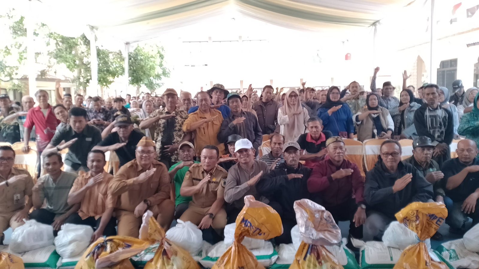 Genjot Ketahanan Pangan, Bupati Kuningan Resmikan “GEMBOL” dan Serahkan Bantuan Pupuk untuk Ratusan Petani