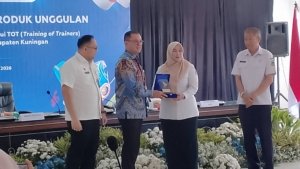 Dorong Produk Lokal Naik Kelas, Wabup Tuti Buka Kegiatan Diseminasi dan ToT Pendaftaran Merek di Kuningan