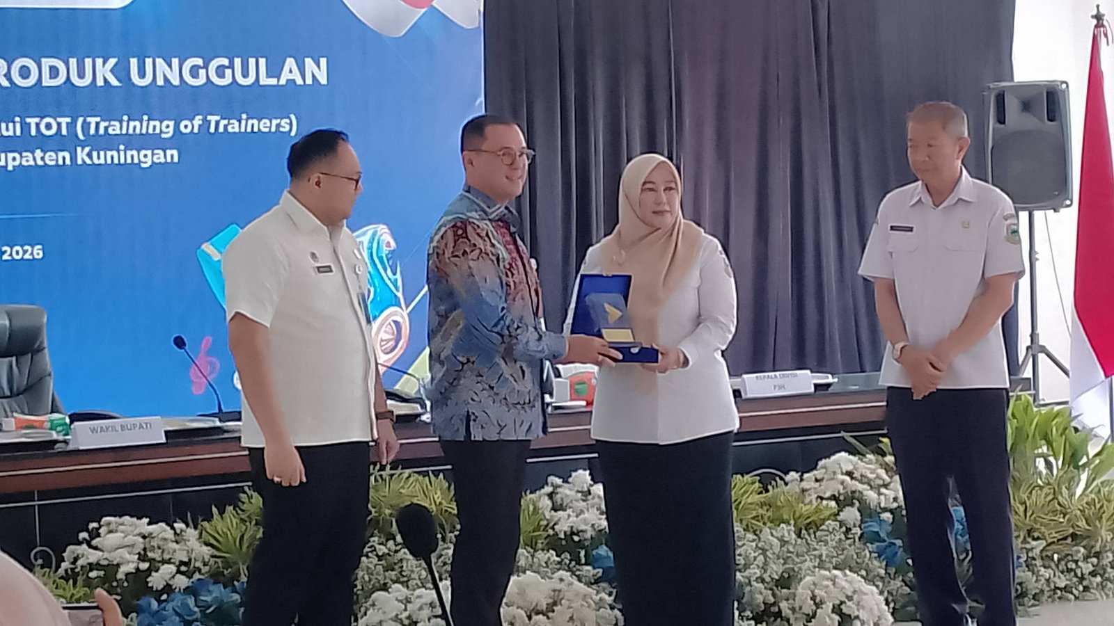 Dorong Produk Lokal Naik Kelas, Wabup Tuti Buka Kegiatan Diseminasi dan ToT Pendaftaran Merek di Kuningan Dorong Produk Lokal Naik Kelas, Wabup Tuti Buka Kegiatan Diseminasi dan ToT Pendaftaran Merek di Kuningan