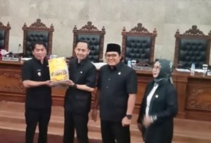 Paripurna DPRD Cirebon Sahkan Dua Raperda Inisiatif Strategis, Terima Hantaran Perubahan APBD 2026