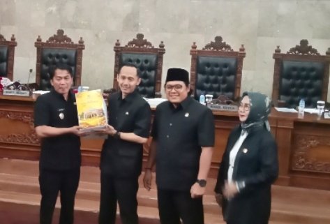 Paripurna DPRD Cirebon Sahkan Dua Raperda Inisiatif Strategis, Terima Hantaran Perubahan APBD 2026 Paripurna DPRD Cirebon Sahkan Dua Raperda Inisiatif Strategis, Terima Hantaran Perubahan APBD 2026