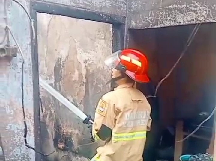 Kebakaran di Banjarwangunan Cirebon, Rumah Seluas 60 Meter Persegi Hangus Total Kebakaran di Banjarwangunan Cirebon, Rumah Seluas 60 Meter Persegi Hangus Total