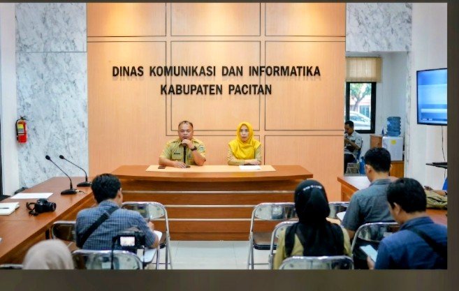 Senior Birokrasi Pacitan Beri Apresiasi, Eno Spith Mudumi Dinilai Punya Modal Masuk JPTP Senior Birokrasi Pacitan Beri Apresiasi, Eno Spith Mudumi Dinilai Punya Modal Masuk JPTP