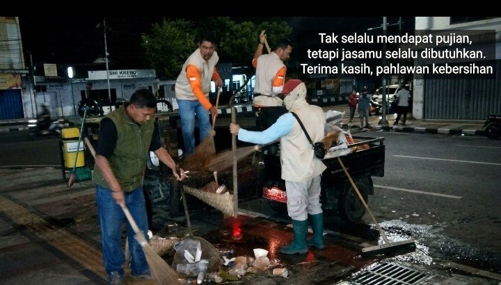 Di Balik Bersihnya Pacitan, Ada Mereka yang Bekerja Saat Kota Terlelap