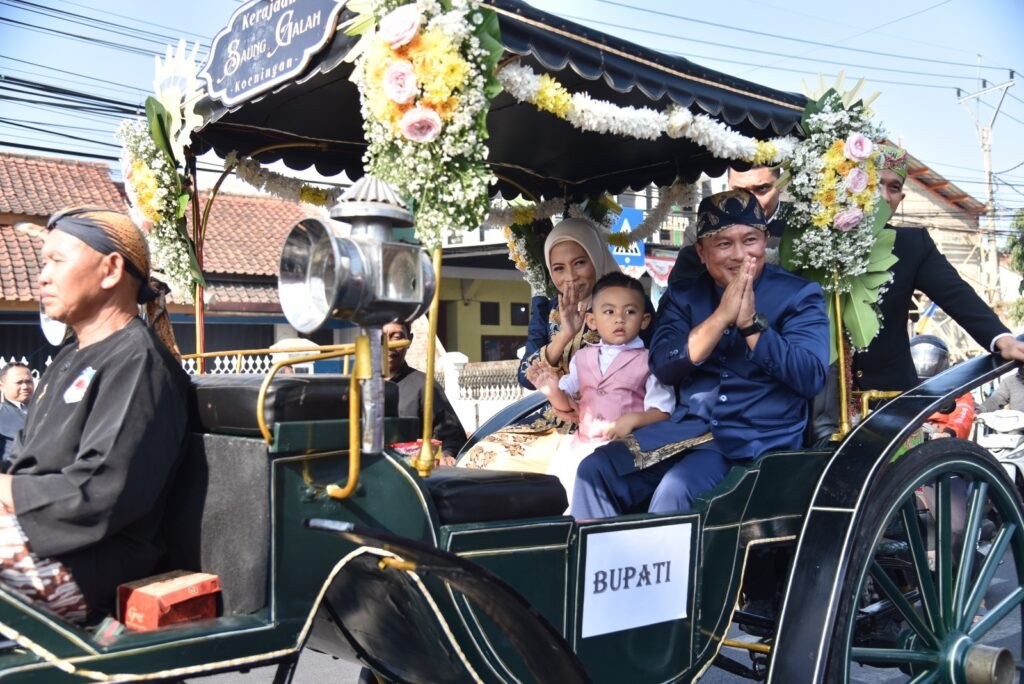 Hari Jadi ke-528, Kuningan Teguhkan Semangat “Melesat Ngudag Jaman, Ngakar Kuat Purwadaksi” Hari Jadi ke-528, Kuningan Teguhkan Semangat “Melesat Ngudag Jaman, Ngakar Kuat Purwadaksi”