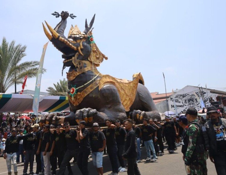 Kemeriahan Karnaval Budaya Hari Jadi ke-528 Kuningan: Hiburan dan Edukasi Lintas Zaman Kemeriahan Karnaval Budaya Hari Jadi ke-528 Kuningan: Hiburan dan Edukasi Lintas Zaman