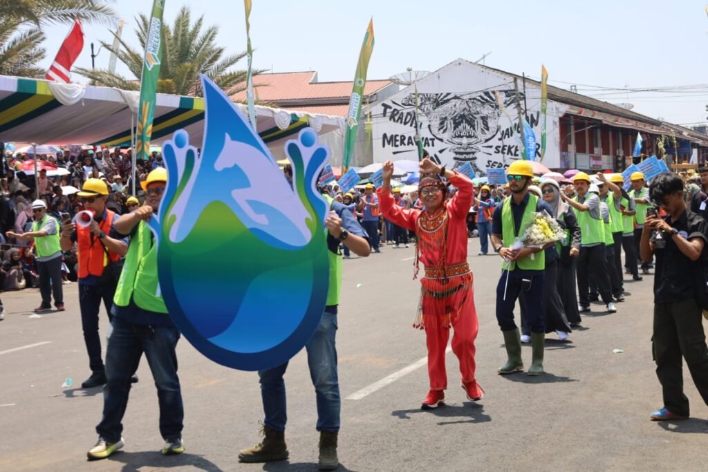PAM Tirta Kamuning Usung Pesan Pelestarian Air Lewat Teatrikal di Karnaval Hari Jadi Kuningan PAM Tirta Kamuning Usung Pesan Pelestarian Air Lewat Teatrikal di Karnaval Hari Jadi Kuningan