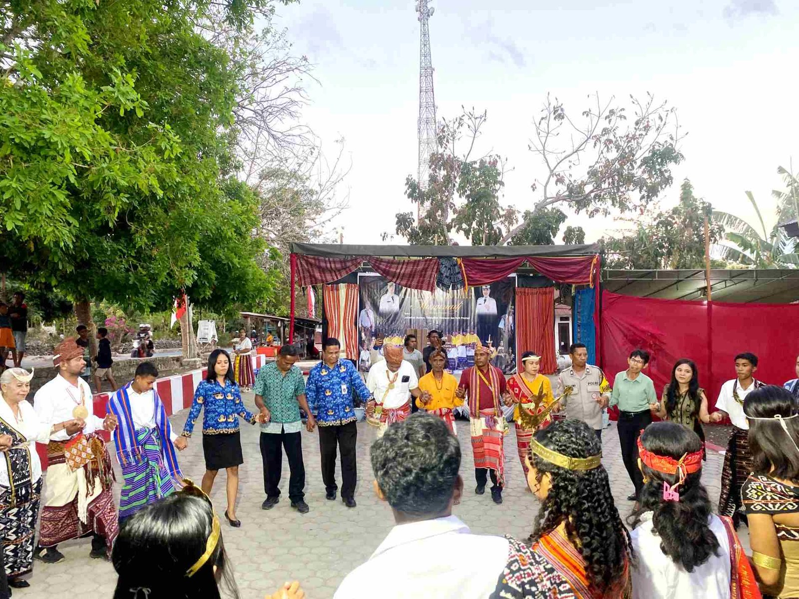 Tarian, Busana Adat dan UMKM Semarakkan Festival Budaya Multi Etnis NTT di Manulai II Tarian, Busana Adat dan UMKM Semarakkan Festival Budaya Multi Etnis NTT di Manulai II