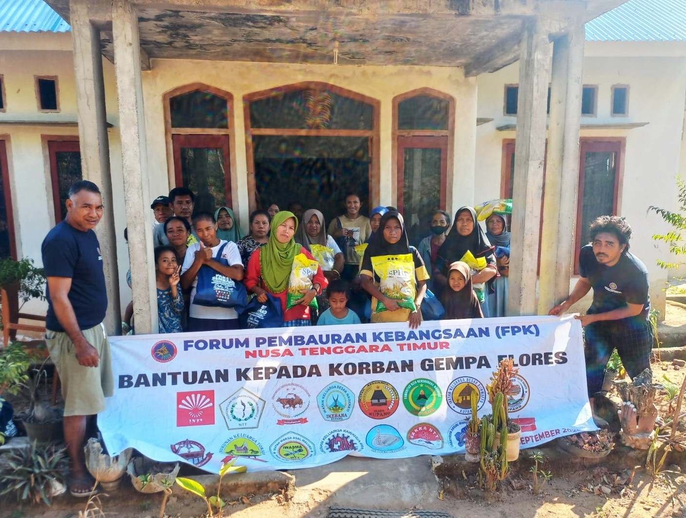FPK NTT Hadir untuk Warga Terdampak Gempa di Riung, Bantuan Disalurkan ke 75 KK FPK NTT Hadir untuk Warga Terdampak Gempa di Riung, Bantuan Disalurkan ke 75 KK