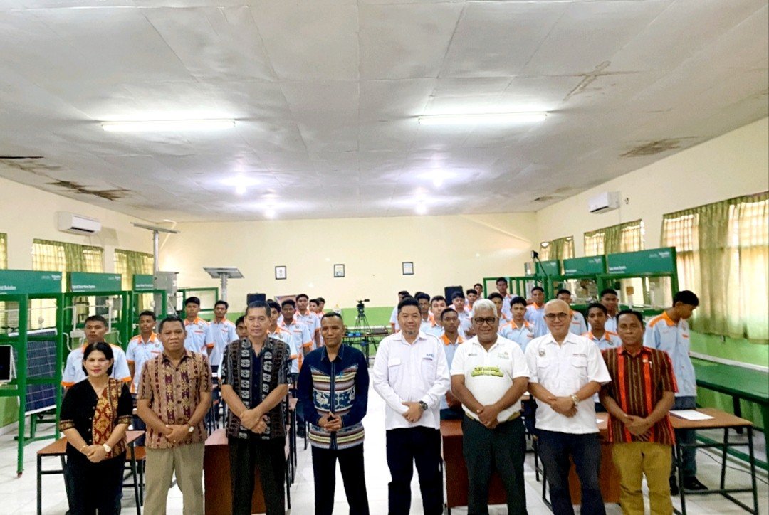 Lewat Dukungan PLN UPK Timor, LSK APEI Sertifikasi Siswa dan Guru SMKN 2 Kupang di Bidang PLTS