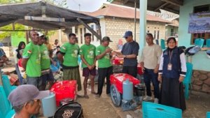 Pertama Kali Terima Bantuan, Nelayan Mamboro Sumba Tengah Sambut Antusias 5 Mesin Diesel dan 200 Pcs Jaring