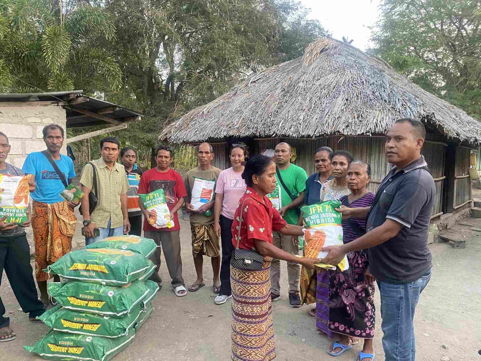 Usman Husin Salurkan 9,05 Ton Benih Jagung Hibrida untuk 42 Kelompok Tani di Kabupaten Kupang