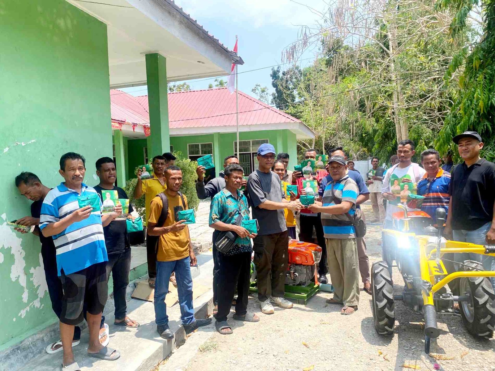 Hari Ini Usman Husin Serahkan 14 Alsintan untuk Petani 5 Kecamatan Kabupaten Kupang, Tegaskan Bantuan Tidak Boleh Diperjualbelikan Hari Ini Usman Husin Serahkan 14 Alsintan untuk Petani 5 Kecamatan Kabupaten Kupang, Tegaskan Bantuan Tidak Boleh Diperjualbelikan