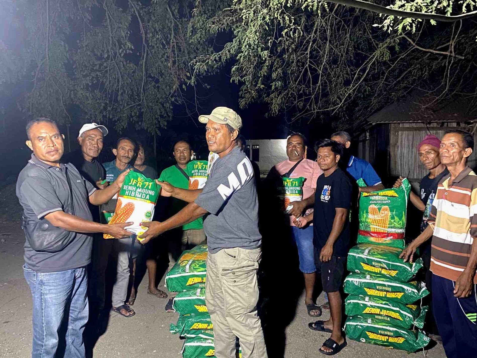 Dari Pagi hingga Larut Malam, Usman Husin Tuntaskan Penyaluran 21,05 Ton Benih Jagung untuk Petani Kabupaten Kupang Dari Pagi hingga Larut Malam, Usman Husin Tuntaskan Penyaluran 21,05 Ton Benih Jagung untuk Petani Kabupaten Kupang