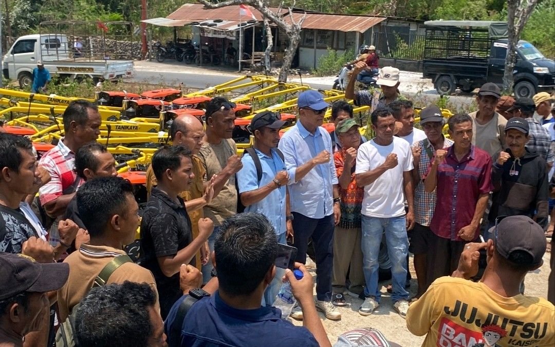 Serahkan Alat Pertanian untuk 45 Kelompok di Rote Ndao, Kadis Nixon: Terima Kasih Bapak Usman Sering ke Lapangan