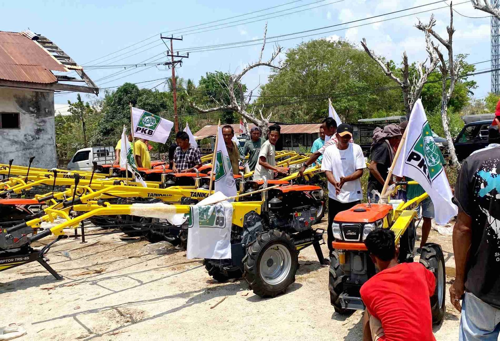 Ratusan Miliar Rupiah Aspirasi Usman Husin Kembali Mengalir ke Rote Ndao, Petani Terima Alsintan dan Benih Ratusan Miliar Rupiah Aspirasi Usman Husin Kembali Mengalir ke Rote Ndao, Petani Terima Alsintan dan Benih