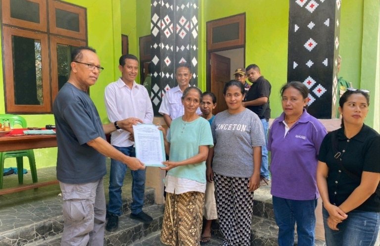 Usman Husin Serahkan SK Pekarangan Pangan Bergizi untuk 5 Kelompok Wanita Tani di Rote Barat Daya