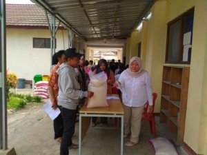 Jeje Ritchie Ismail Saluran 10 Ton Beras Untuk 558 Warga Pasirlangu Bandung Barat