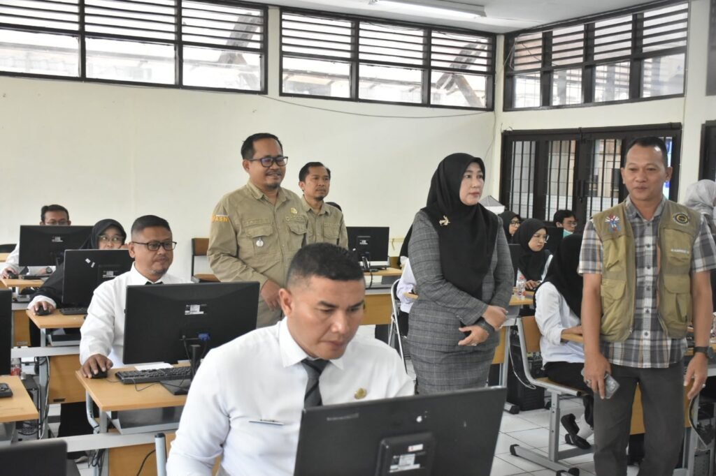 Pemkab Kuningan Gelar Profiling 3.000 ASN Berbasis Digital, Wabup Tuti Andriani Pantau Langsung di SMKN 3 Pemkab Kuningan Gelar Profiling 3.000 ASN Berbasis Digital, Wabup Tuti Andriani Pantau Langsung di SMKN 3