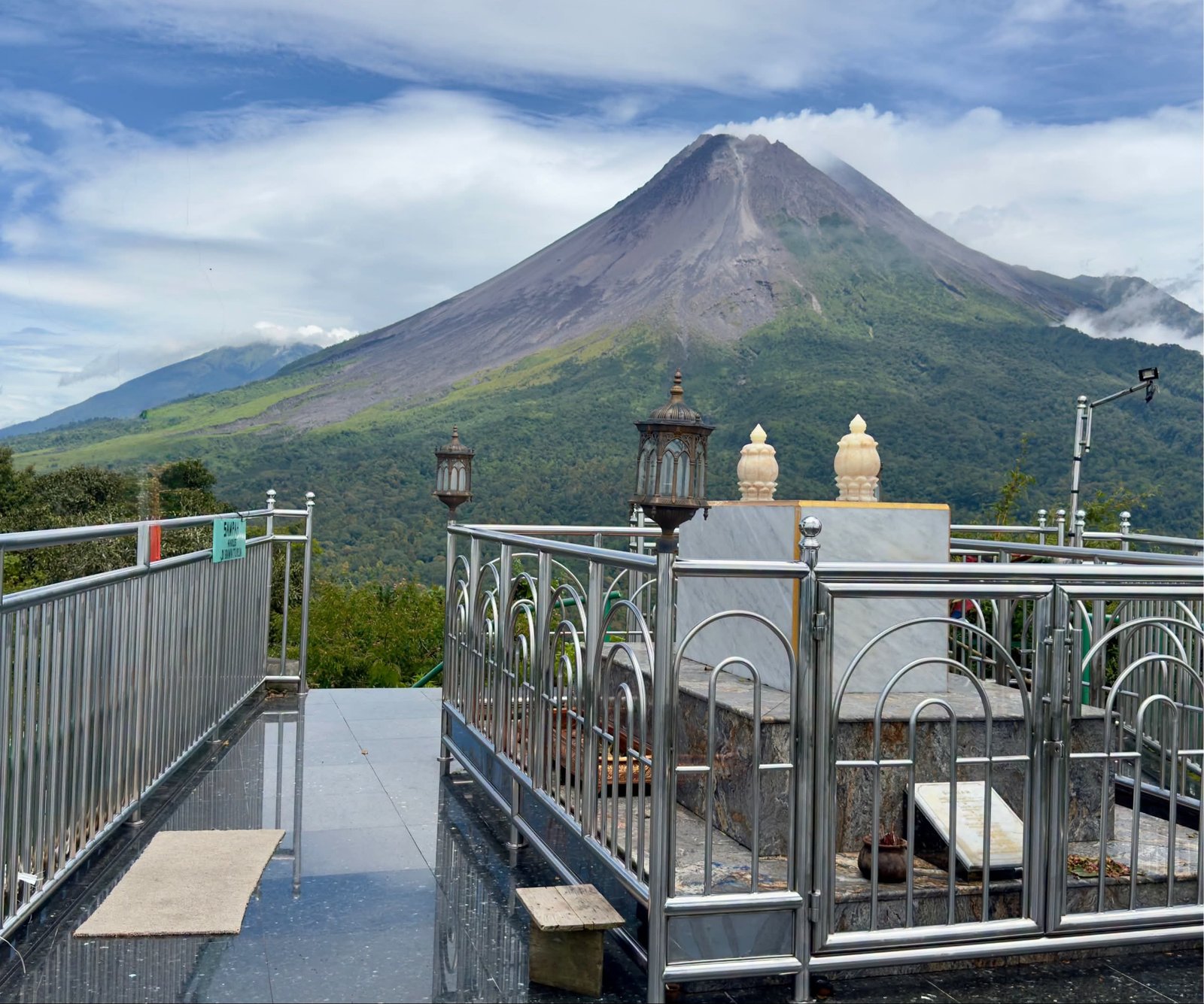 Di Puncak Bukit Turgo Dekat Gunung Merapi Terdapat Makam Ulama Besar