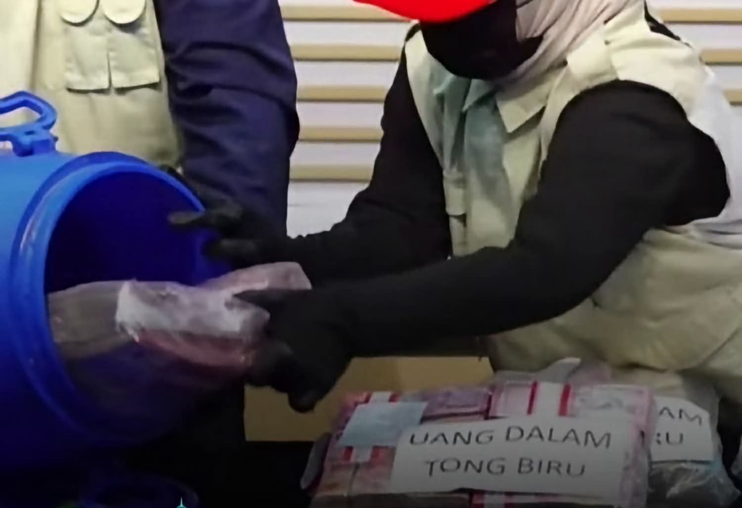 Setoran Gelap Bupati Klaten Terungkap, KPK Temukan Barang Bukti Uang Suap dan Tangkap Bupati Setoran Gelap Bupati Klaten Terungkap, KPK Temukan Barang Bukti Uang Suap dan Tangkap Bupati