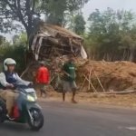 Mobil Diduga Rem Blong di Pakis Magelang Tabrak Motor
