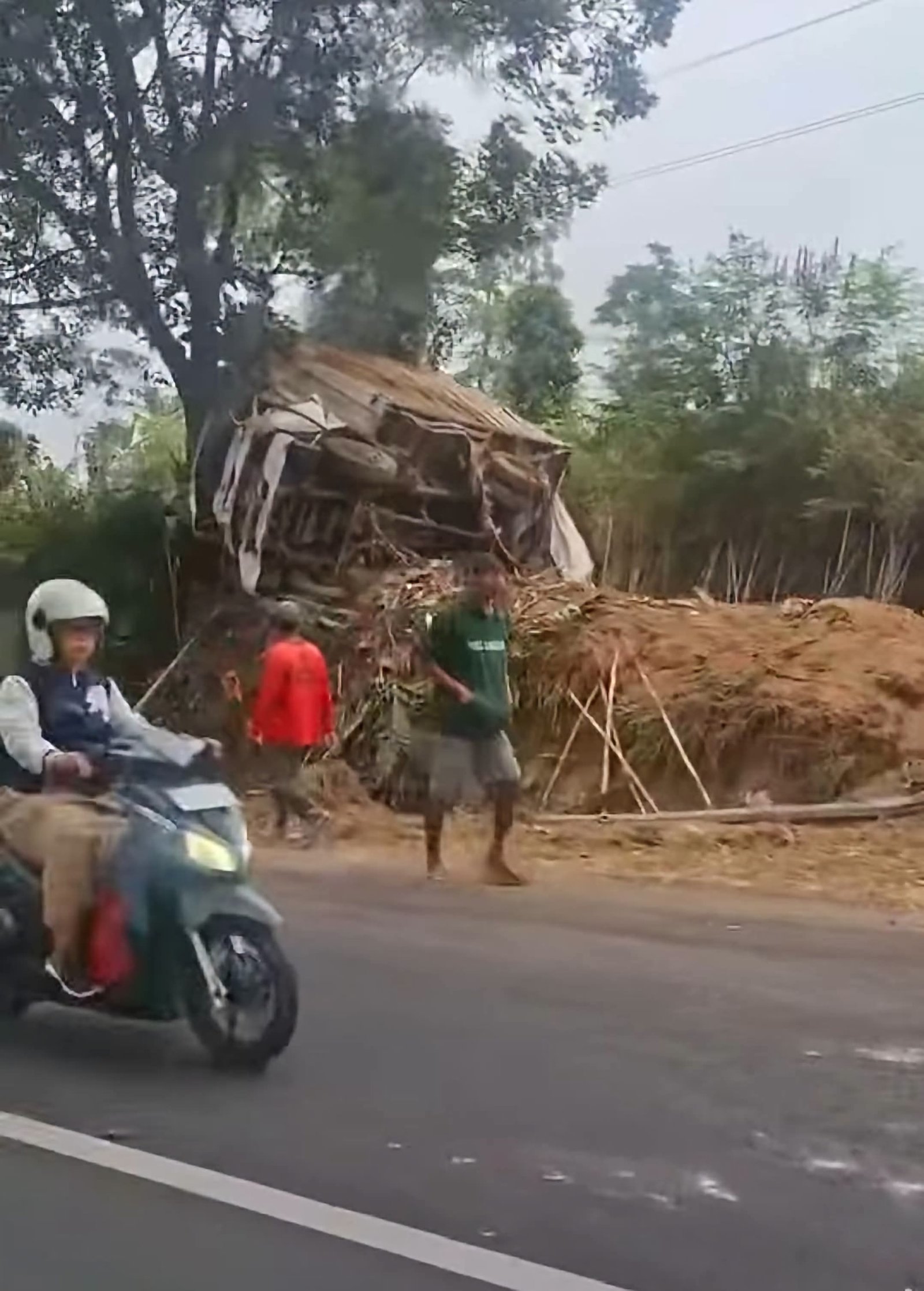 Mobil Diduga Rem Blong di Pakis Magelang Tabrak Motor Mobil Diduga Rem Blong di Pakis Magelang Tabrak Motor