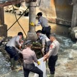 Antisipasi Bencana Musim Hujan, Polres Kuningan Gelar Aksi Bersih Sampah Serentak di Pasar Baru dan Sungai Citamba