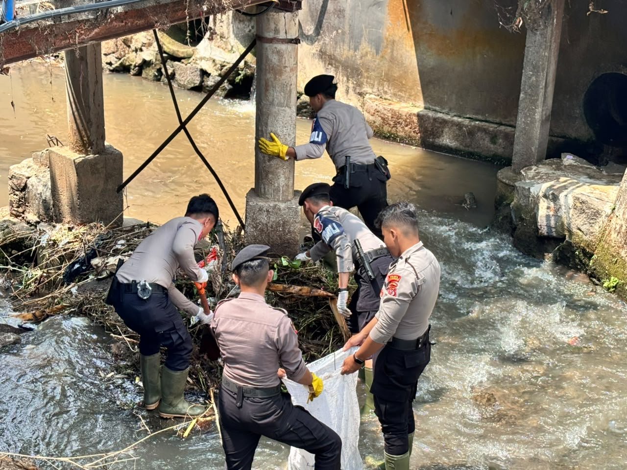 Antisipasi Bencana Musim Hujan, Polres Kuningan Gelar Aksi Bersih Sampah Serentak di Pasar Baru dan Sungai Citamba