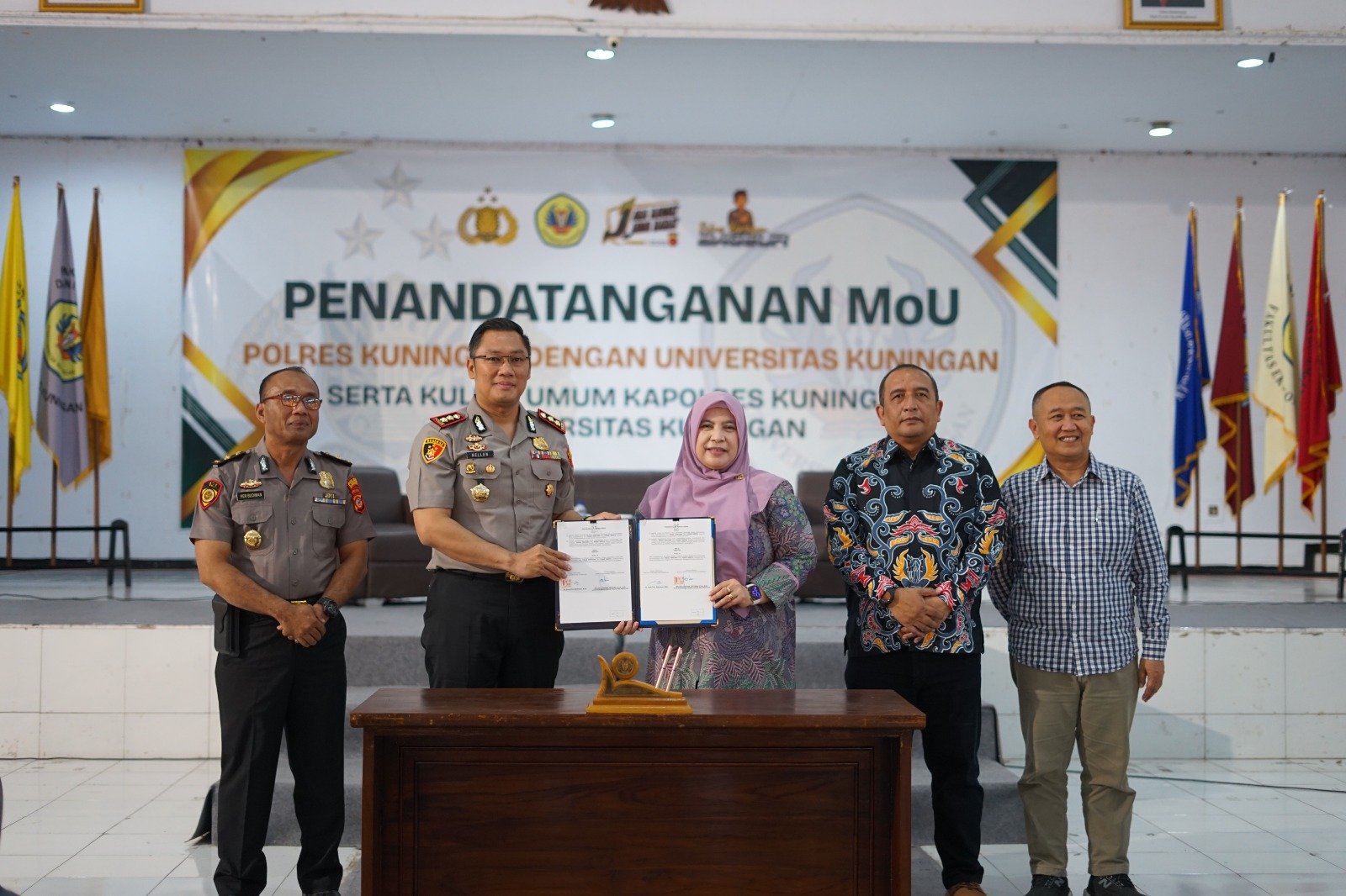 Kuliah Umum Kapolres Kuningan dan Penandatanganan MoU: Perkuat Sinergi Kepolisian dan Perguruan Tinggi Kuliah Umum Kapolres Kuningan dan Penandatanganan MoU: Perkuat Sinergi Kepolisian dan Perguruan Tinggi