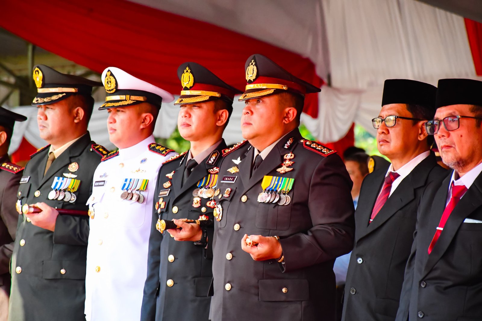 Kapolresta Cirebon Hadiri HUT ke-81 TNI, Tegaskan Soliditas TNI-Polri Jaga Keutuhan NKRI Kapolresta Cirebon Hadiri HUT ke-81 TNI, Tegaskan Soliditas TNI-Polri Jaga Keutuhan NKRI