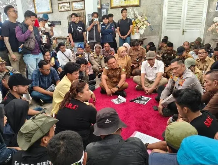 Tolak Geothermal Gunung Ciremai, Mahasiswa Gelar Aksi di Pemkab Kuningan Tolak Geothermal Gunung Ciremai, Mahasiswa Gelar Aksi di Pemkab Kuningan