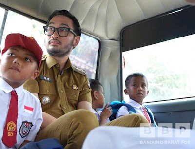 Bupati Bandung Barat Tepati Janji, Siswa SDN Budiharja Kini Diantar Mobil Gratis Tak Lagi Menyeberang Waduk Bupati Bandung Barat Tepati Janji, Siswa SDN Budiharja Kini Diantar Mobil Gratis Tak Lagi Menyeberang Waduk