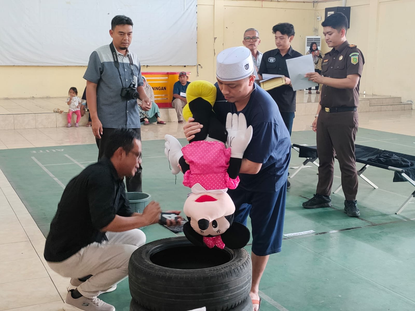 Rekonstruksi Pembunuhan Ibu Kandung di Kuningan: Peragakan 23 Adegan, Pelaku Terancam 20 Tahun Penjara