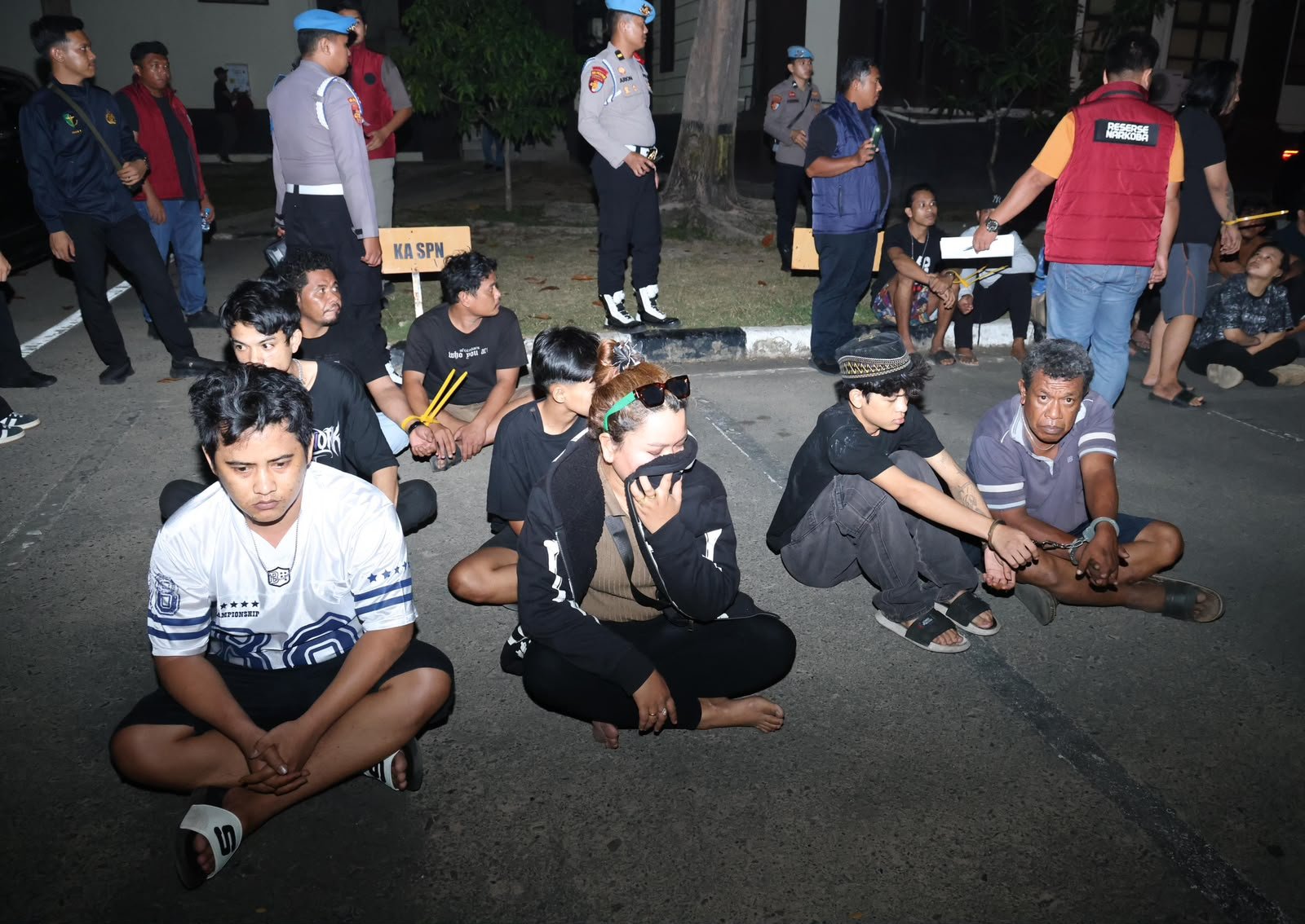 Polda Kepri Gelar Operasi Sarang Narkoba di Bukit Senyum Batam, 24 Orang Positif Tes Urine Polda Kepri Gelar Operasi Sarang Narkoba di Bukit Senyum Batam, 24 Orang Positif Tes Urine