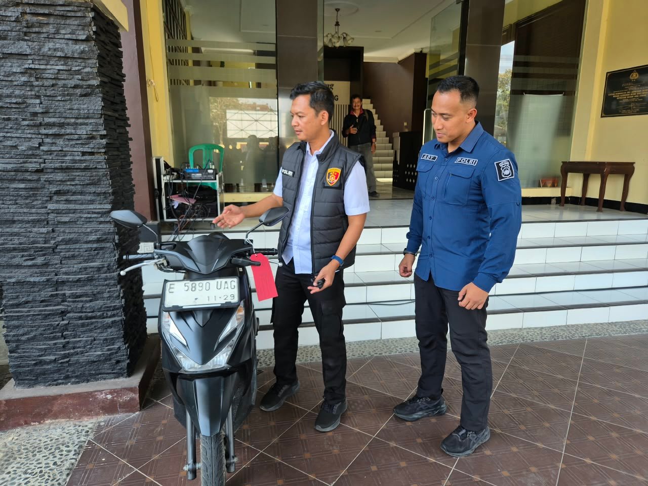 Polisi Amankan Dua Terduga Pelaku Pencurian, Kerugian Korban Capai Rp 77 Juta Polisi Amankan Dua Terduga Pelaku Pencurian, Kerugian Korban Capai Rp 77 Juta