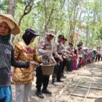 Sinergi Polisi dan Warga, Polres Kuningan Turun Tangan Bantu Pembangunan Jalan Antar Desa di Ciniru dan Maleber
