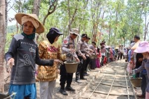 Sinergi Polisi dan Warga, Polres Kuningan Turun Tangan Bantu Pembangunan Jalan Antar Desa di Ciniru dan Maleber