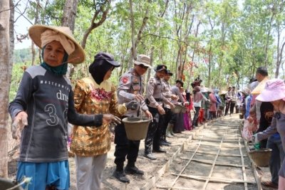 Sinergi Polisi dan Warga, Polres Kuningan Turun Tangan Bantu Pembangunan Jalan Antar Desa di Ciniru dan Maleber