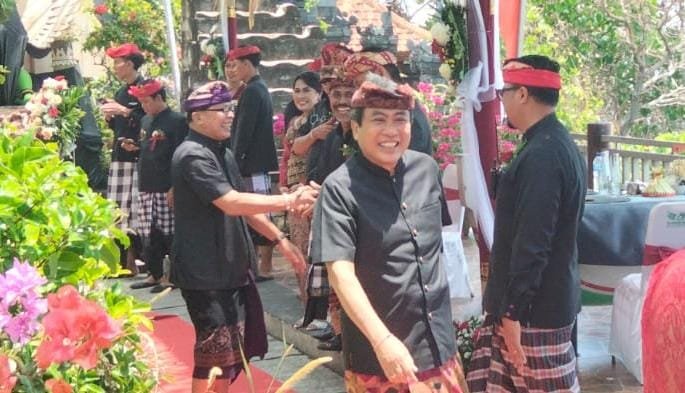 Penuh Kehangatan, Made Supartha dan Alit Kelakan Sampaikan Doa Terbaik di Pernikahan Putri Bupati Tabanan Penuh Kehangatan, Made Supartha dan Alit Kelakan Sampaikan Doa Terbaik di Pernikahan Putri Bupati Tabanan