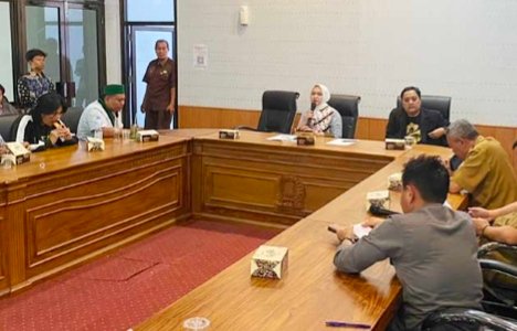 Ditemui Massa HMI, Ketua DPRD Cirebon Sophi Zulfia Tegaskan Komitmen Transparansi dan Siap Di Audit Ditemui Massa HMI, Ketua DPRD Cirebon Sophi Zulfia Tegaskan Komitmen Transparansi dan Siap Di Audit