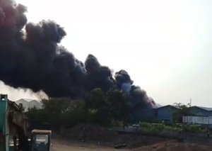 Gudang Kimia di Mundu Cirebon Terbakar Hebat, 4 Personel Damkar Alami Sesak Napas