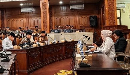 DPRD Cirebon Soroti Dominasi Anggaran Pendidikan untuk Gaji, 17 Ribu Anak Tidak Sekolah Jadi Perhatian Utama DPRD Cirebon Soroti Dominasi Anggaran Pendidikan untuk Gaji, 17 Ribu Anak Tidak Sekolah Jadi Perhatian Utama