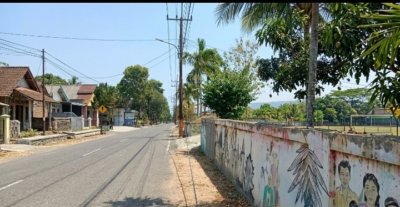 Sejak Senin Belum Diperbaiki, Kabel Menjuntai di Jalan S. Parman Pacitan Resahkan Warga
