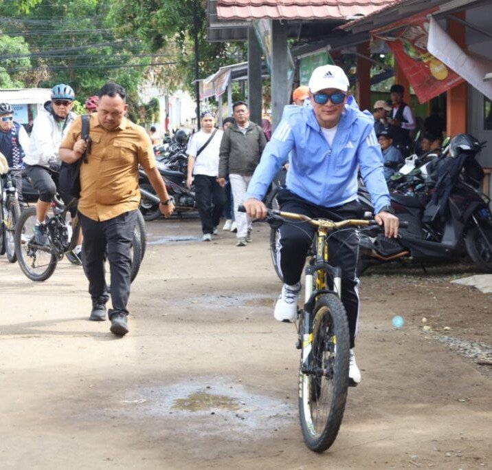 Pemkab Kuningan Gelar Gerakan Jum’at “BERSEPEDA” di Sindangagung: Antisipasi Banjir hingga Beri Perhatian kepada Warga Kurang Mampu Pemkab Kuningan Gelar Gerakan Jum’at “BERSEPEDA” di Sindangagung: Antisipasi Banjir hingga Beri Perhatian kepada Warga Kurang Mampu