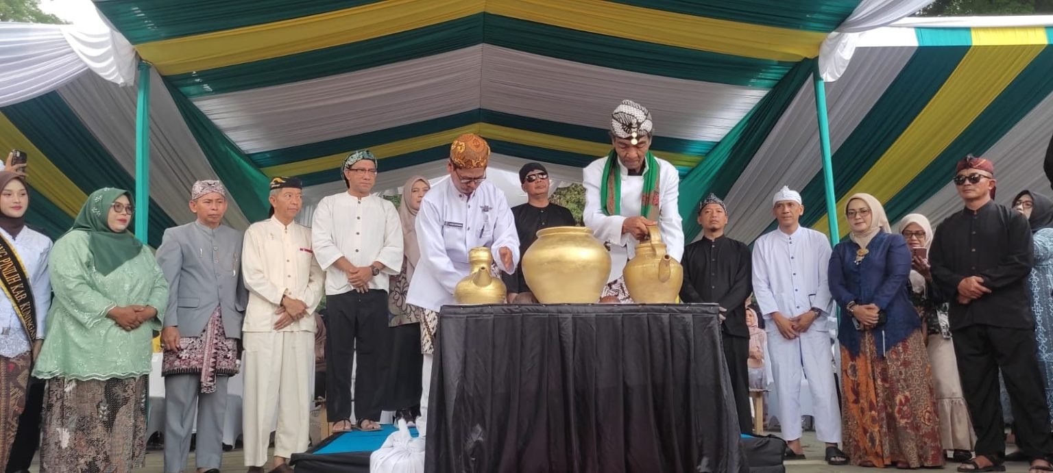 Pesan Lestari dari Kuningan: Upacara Adat Kawin Cai Ingatkan Pentingnya Menjaga Sumber Kehidupan Pesan Lestari dari Kuningan: Upacara Adat Kawin Cai Ingatkan Pentingnya Menjaga Sumber Kehidupan