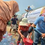 Empat Bulan Krisis Air, Rokhmat Ardiyan Kirim Tangki Air Bersih untuk Warga Kawungsari Kuningan