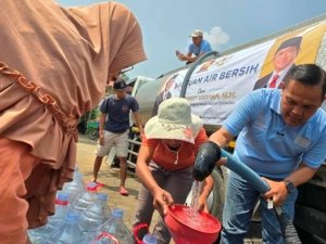 Empat Bulan Krisis Air, Rokhmat Ardiyan Kirim Tangki Air Bersih untuk Warga Kawungsari Kuningan